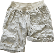 Cargar imagen en el visor de la galería, M Motherhood Maternity shorts in Beige
