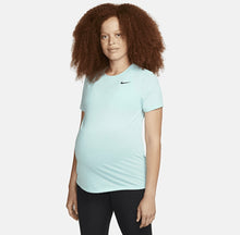 Charger l&#39;image dans la galerie, M The Nike Maternity Tee Dri Fit
