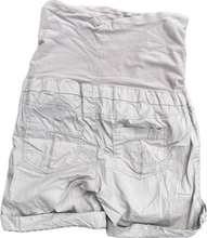 Charger l&#39;image dans la galerie, M H&amp;M Mama Maternity shorts in Size 10
