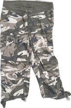 Charger l&#39;image dans la galerie, M Motherhood Maternity Capris in Camo
