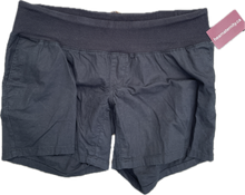 Charger l&#39;image dans la galerie, M Liz Lang Maternity Shorts in Black
