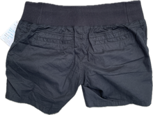 Charger l&#39;image dans la galerie, M Liz Lang Maternity Shorts in Black
