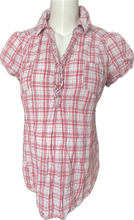 Cargar imagen en el visor de la galería, L H&amp;M Mama Blouse in Pink Plaid
