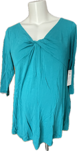 Load image into Gallery viewer, L Old Navy Maternity 3/4 Sleeve top in Green
