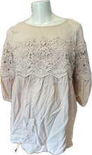 Charger l&#39;image dans la galerie, M Jessica Simpson Maternity Blouse with Crochet detail
