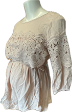 Charger l&#39;image dans la galerie, M Jessica Simpson Maternity Blouse with Crochet detail
