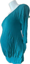 Load image into Gallery viewer, M Old Navy Maternity 3/4 Sleeve top in Green
