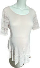 Cargar imagen en el visor de la galería, M Motherhood maternity top with Lace sleeve
