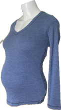 Charger l&#39;image dans la galerie, S Gap Maternity The Bowery V-neck in Blue
