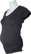 Cargar imagen en el visor de la galería, M Old Navy Maternity Short Sleeve top in Black
