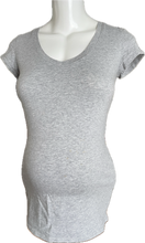 Cargar imagen en el visor de la galería, M Thyme Maternity Short Sleeve T-Shirt in Grey
