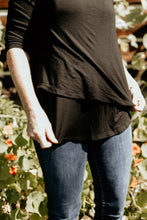 Charger l&#39;image dans la galerie, A 3/4 sleeve breastfeeding top in black that you can wear pregnant. Does not look like a maternity top
