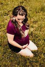 Charger l&#39;image dans la galerie, Momzelle maternity &amp; nursing top Zoe Pregnant Pregnancy Lift access. Dahlia Breastfeeding
