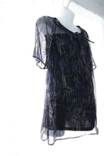 Charger l&#39;image dans la galerie, LIQUIDATION M Thyme Maternity - Haut transparent à manches courtes avec camisole en noir
