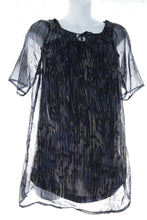 Charger l&#39;image dans la galerie, LIQUIDATION M Thyme Maternity - Haut transparent à manches courtes avec camisole en noir
