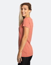 Load image into Gallery viewer, Bamboo active top for breastfeeding and pregnancy. Maternity clothes by Cadenshae. Short Sleeve maternity top.
