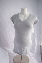 Charger l&#39;image dans la galerie,  Thyme Maternity Fitted T-shirt in Light Grey Size Large. Affordable Canadian Pregnant Pregnancy clothes sustainable maternity preloved
