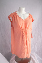 Charger l&#39;image dans la galerie, Old Navy Maternity Tank top in Peach Size XL Summer Affordable Canadian Pregnant Pregnancy clothes sustainable maternity preloved 
