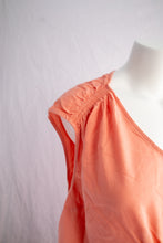 Charger l&#39;image dans la galerie, Old Navy Maternity Tank top in Peach Size XL Summer Affordable Canadian Pregnant Pregnancy clothes sustainable maternity preloved 

