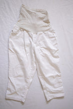 Charger l&#39;image dans la galerie, Motherhood Maternity White Denim Capris jeans crops pants summer Affordable Canadian Pregnant Pregnancy clothes sustainable maternity preloved 
