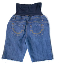Load image into Gallery viewer, XS Thyme Maternity cut off Jean Shorts
