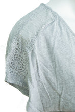 Charger l&#39;image dans la galerie, M Momzelle Maternity &amp; Feeding top Florence in Grey
