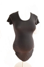 Cargar imagen en el visor de la galería, XS A pea in the pod maternity T-shirt in Black
