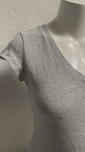 Charger et lire la vidéo dans la visionneuse de la Galerie,  Thyme Maternity Fitted T-shirt in Light Grey Size Large. Affordable Canadian Pregnant Pregnancy clothes sustainable maternity preloved

