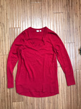 Charger l&#39;image dans la galerie, Gap maternity sweater red v-neck pregnancy clothes
