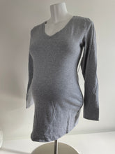 Load image into Gallery viewer, Thyme Maternity Fitted Basic Long Sleeve T-shirt in Grey Size Large. Affordable Canadian Pregnant Pregnancy clothes sustainable maternity preloved 
