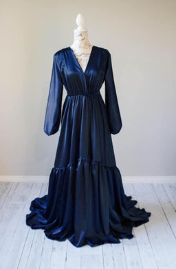 A rich navy maternity photoshoot gown. Cross v-neck. You can rent or buy this dress for your pregnancy.