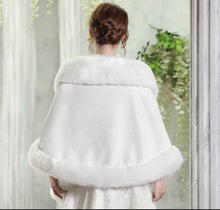 Cargar imagen en el visor de la galería, Faux fur wrap for your maternity winter  photoshoot
