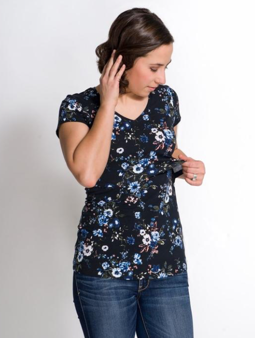 A lift access basic t-shirt This short sleeve top is for breastfeeding and is fitted. Momzelle Christine