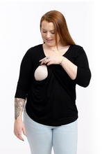 Cargar imagen en el visor de la galería, A 3/4 sleeve breastfeeding top in black that you can wear pregnant. Does not look like a maternity top
