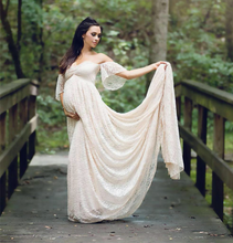 Charger l&#39;image dans la galerie, White lace maternity gown for photoshoots. Floor length pregnancy dress for pictures. 
