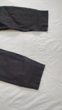 Load and play video in Gallery viewer, L J Crew Maternity Capris in Black Size 12 pocket panels Size Large.  Affordable Canadian Pregnant Pregnancy clothes sustainable maternity preloved 

