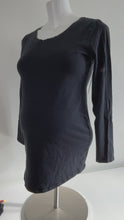 Load and play video in Gallery viewer, Thyme Maternity Fitted Basic Long Sleeve T-shirt in Black Size Large. Affordable Canadian Pregnant Pregnancy clothes sustainable maternity preloved 
