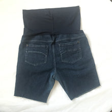 Load image into Gallery viewer, M Liz Lang Maternity Cut-Off Jean Shorts
